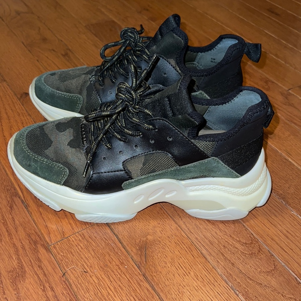 Steve Madden camouflage sneakers, great condition barely worn size 6